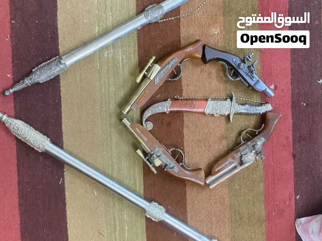سيوف أثرية ومسدسات شكل