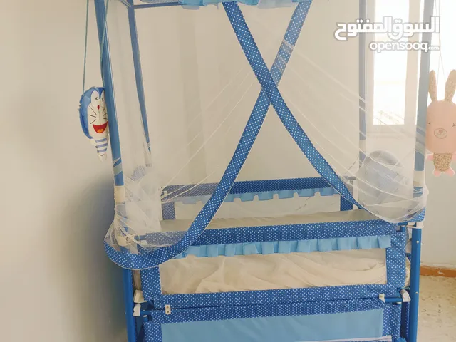 تخت ازرق للبيع جديد لم يستخدم للبيع مع فرشته تفصيل نوعيه ممتازة سبب البيع أنه بدي اجيب واحد زهر