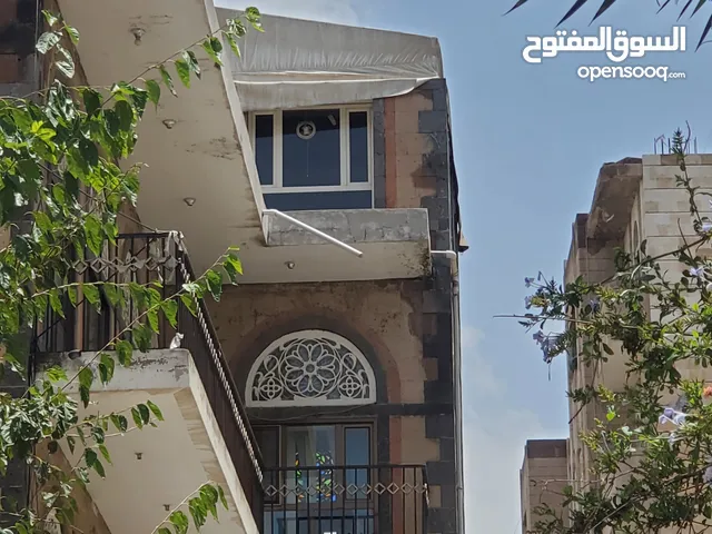 بيت مكون من 3 أدوار وبدروم وحوش كبير الموقع تقاطع شارع الزبيري مع الدائري حر السعر قابل للتفاوض