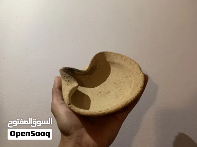 قطعة ديكور منزل قديمة كانت تستخدم ك إنارة طويلة المدى كان يوضع فيها الزيت او الدهن الحيواني