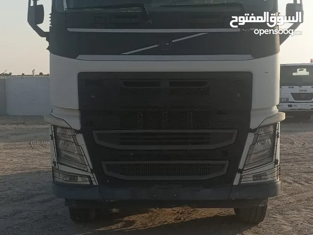 Tractor Unit Volvo 2014 in Abu Dhabi