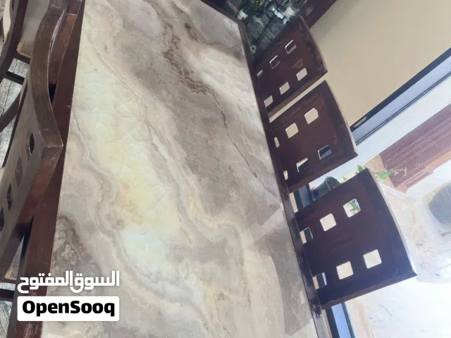 طاولة سفرة عائلية فاخرة بثمانية كراسي، قاعدة زجاجية بلورية وخشب زان طبيعي صوليد بحالة ممتازة