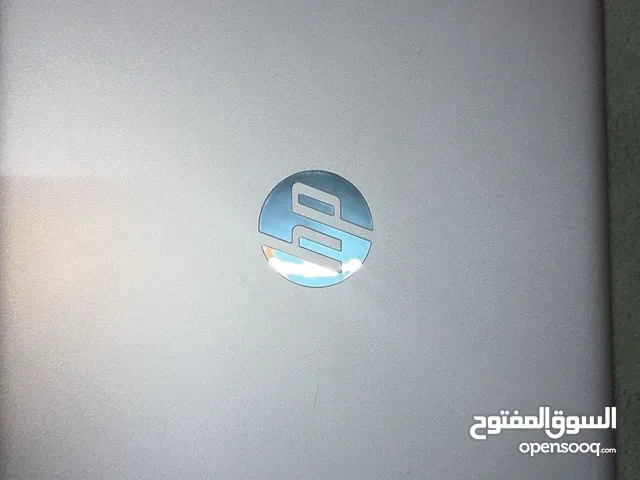 كميوتر hp للبيع في كسر بسيط في شاشه على طرف أو بدل بما يناسب .