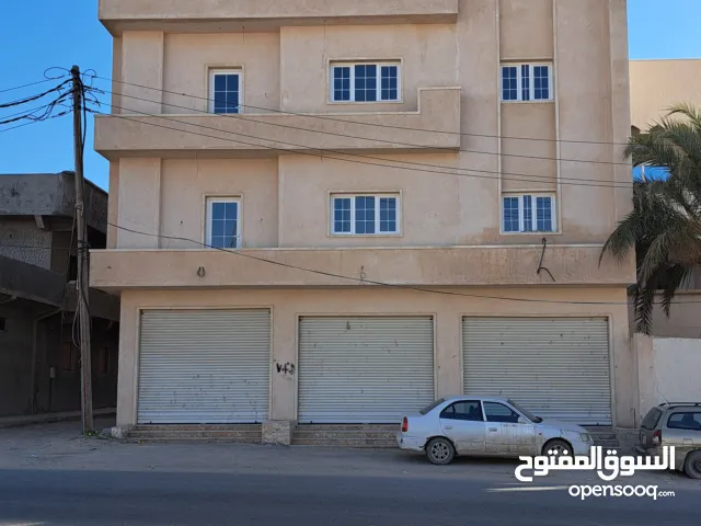 عمارة حديثة تجارية بها محلات ومخزن على الطريق رئيسي بالخمس شوارع  للايجار