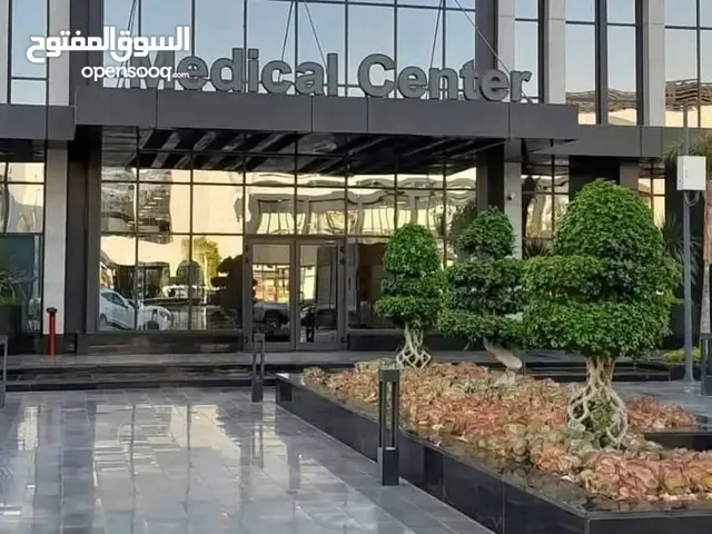 عياده للايجار في مدينتي مول الايست هب تشطيبات سوبر لوكس فيو الشارع مكيفة بالكامل مساحه 43 متر
