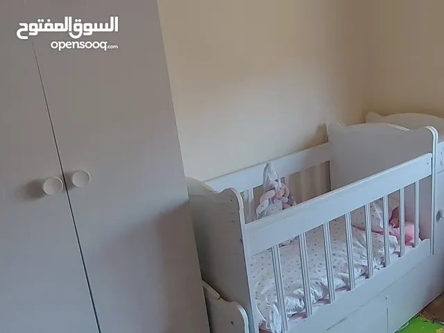 تخت بيبي مع خزانة للبيع