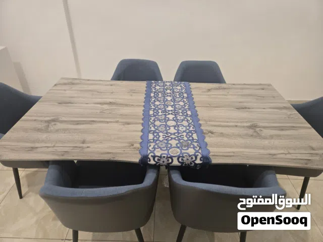 Dining table & chairs طاولة طعام شبه جديدة للبيع