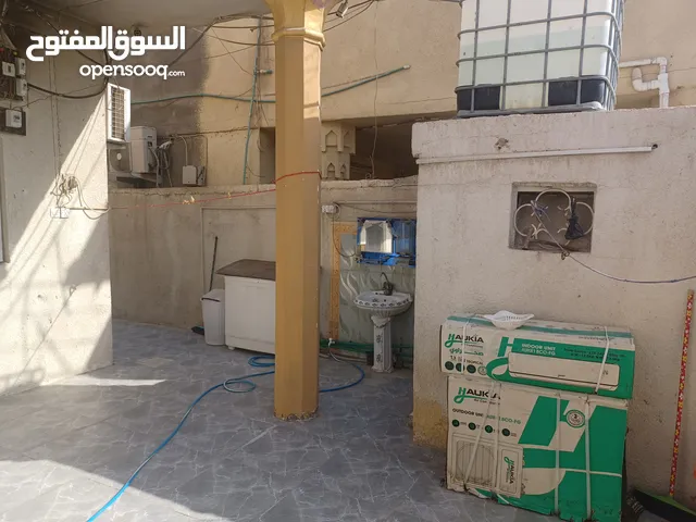 مساحه البيت 210متر القبله حي الشهداء قرب سوك الجديد او محطه البانزين القديمه
