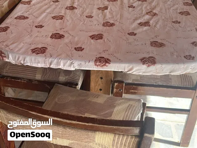 طاولة خشب و 6 كراسي