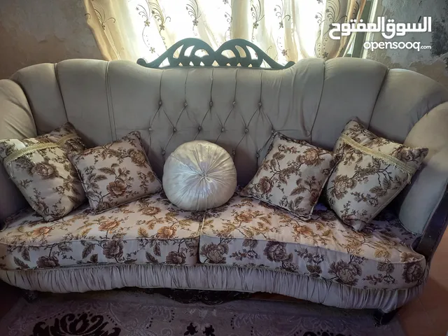 قعده ضيوف تتكون من ثلاثيه وثنائيه ومفردتين زائد طاوله وسط وسجاده