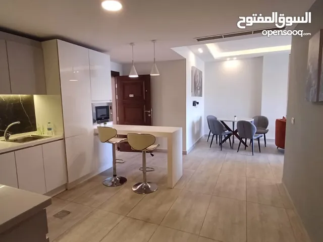 شقة مفروشة في - عبدون - مساحة 130 متر غرفتين نوم و فرش فاخر جدا (6923)
