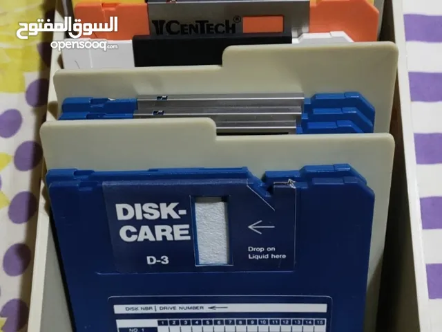 2 علبة فيها عدد 28 فلوبى ديسك لكمبيوتر صخر استعمال وعدد 2 فلوبى ديسك تنظيف جديد بدون السائل