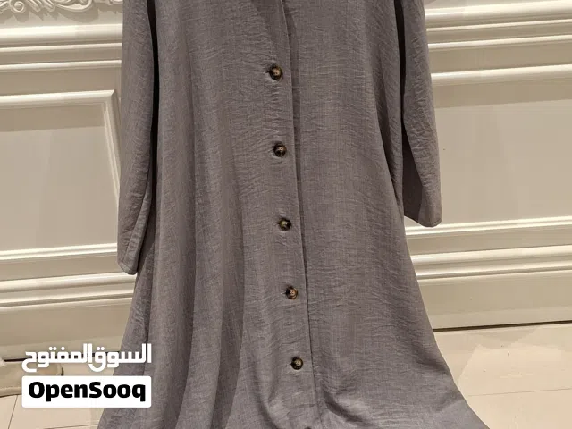 عباية لون رمادي طويل بأزرار أمامية –