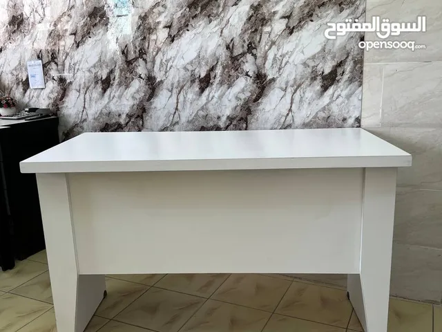 مكتب موظف/طلاب عملي بتصميم أنيق – 2 جوارير ع قفل يتميز بتصميم عصري ولون ابيض جذاب يضيف لمسة احترافي