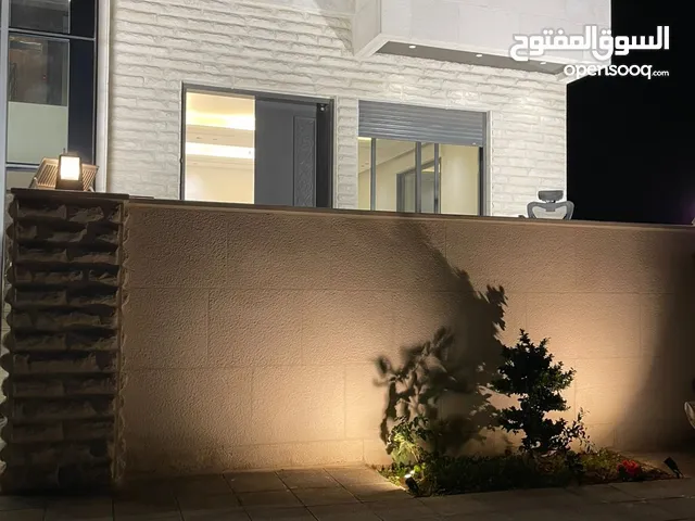 شقة للبيع رجم عميش طابق ارضي 250 متر مع ترس وكراج خاص 4 غرف نوم 2 ماستر