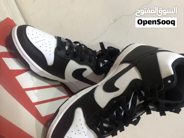 نايك دانك جديد غير مستعمل رجالي الون ابيض واسود جيد جدًا خفيف لطيف جميل يستحق كل فلس الدفع عليه
