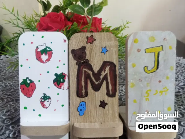 يوجد لدينا كمية كبيرة من الحامل التلفون سعر الواحدة عشر قروش