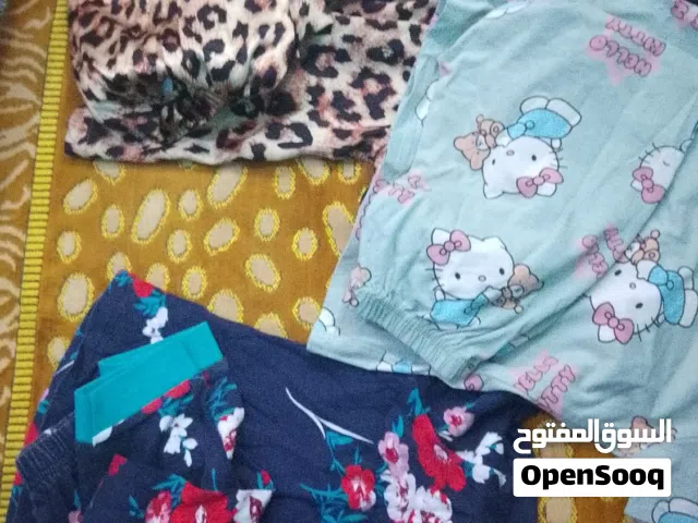 للبيع ملابس بنات واحذية بنات بحالة جيدة جدا
