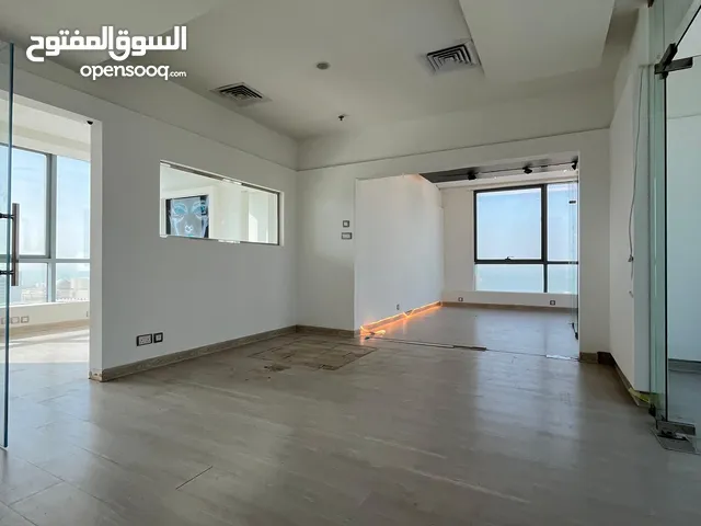 مكاتب تجاري أدوار و نصف أدوار إطلالة بحرية للإيجار في شرق