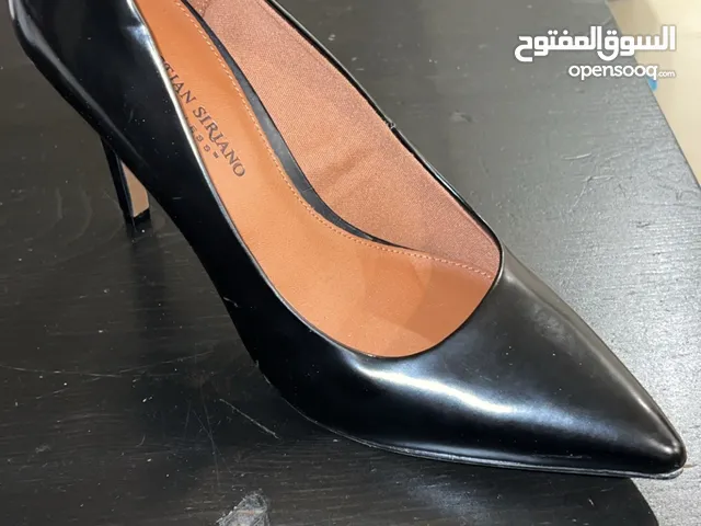 كعوب نسائي على دينار