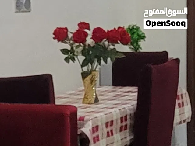 طاولة طعام قويه جدا ثلاثه كراسي السعر 40000الف