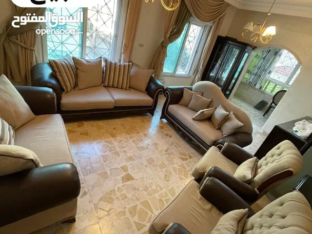 شقة مفروشة جزئياً في السابع للبيع المستعجل بداعي السفر جاهزة للسكن - طابق أول - موقع مخدوم جدا وحيوي