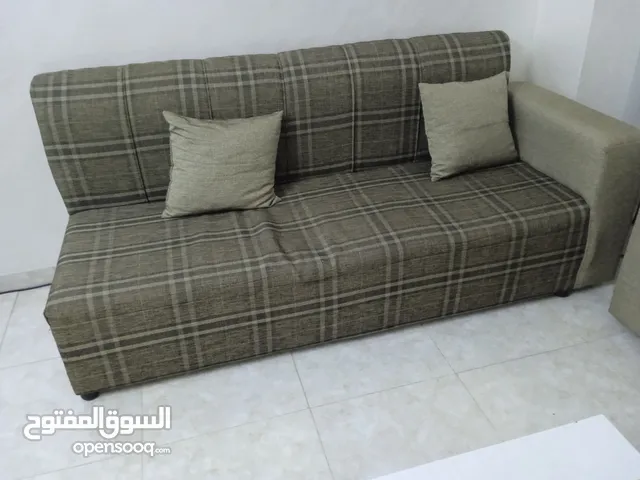 طقم كنب تفصيل بحالة الوكالة مع 2 طاولات و شاشة