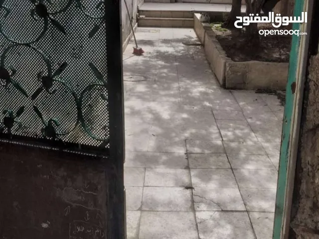 شقة شبه أرضي للإيجار مدخل مستقل وحديقة أمامية الشقة صغيرة لعائلة صغيرة غرفتين وصالون ومطبخ وحمام