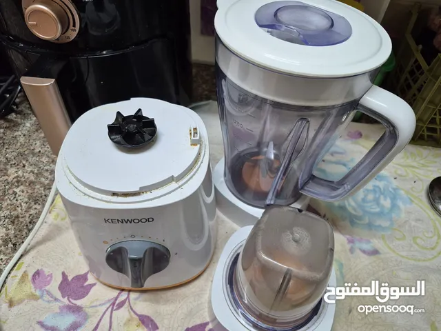 خلاط كينود بحالة ممتازة جدا عبارة عن خلاط وقطعتين معاه