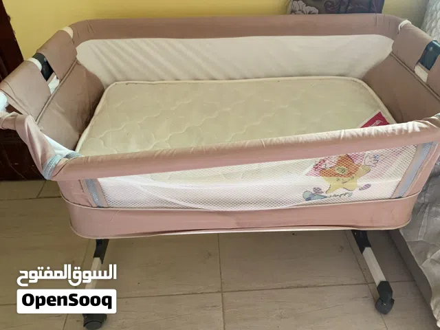سرير اطفال بحاله جيده مع الفراش