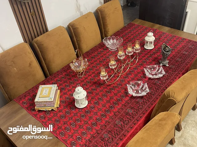 طاولة سفرة كبيرة خشب تفصيل مع ثمان كراسي استخدام بسيط.. بحالة ممتازة