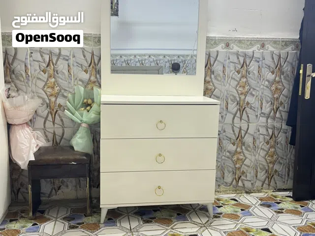 ميز مكياج جديد