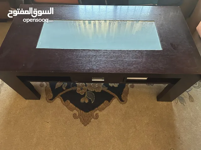 طاولة وسط مع طربيزات عدد 2 بحالة ممتازة وسعر مميز