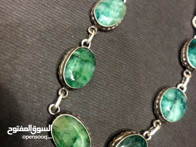 سوار فخم من الفضة 925 والزمرد الطبيعي – تصميم يدوي مميز