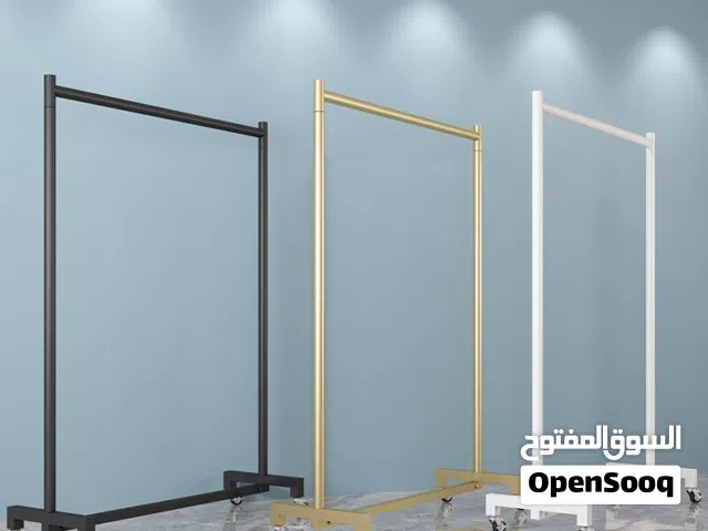 تفصيل علاقات ملابس للسقف وارفف الجدران و طاولات وجميع انواع مستلزمات المحلات حسب الطلب