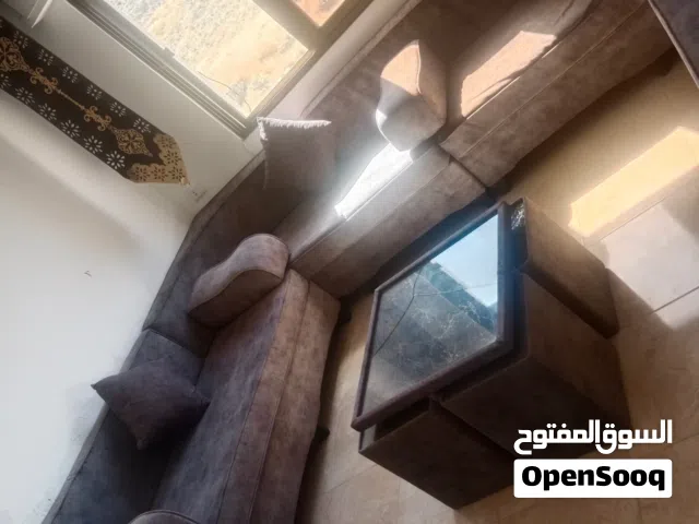 طقم كنب بلون مميز للبيع بسعر مغري جدا