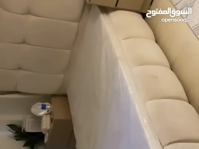 سرير للبيع جديد ب160 مع كمدينو