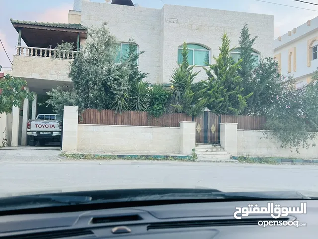 240 m2 5 Bedrooms Townhouse for Sale in Salt Ein Al-Basha