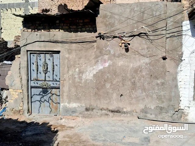 بيت قديم ملك صرف في منطقة الحيدرخانة قريب على شارع الرشيد والجمهوري منطقة مخازن تجارية