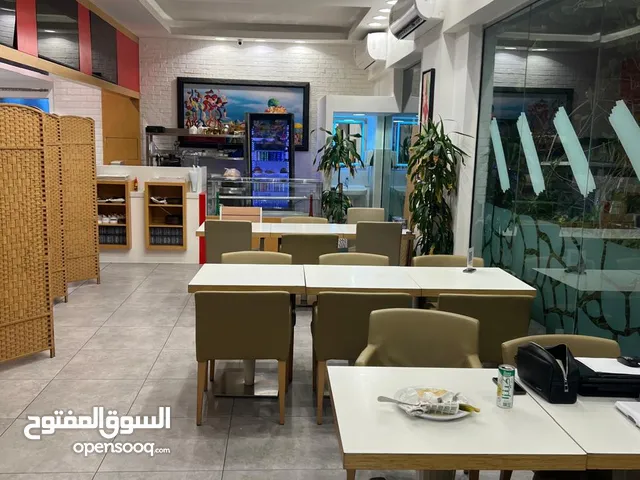 مطعم و مقهى لبناني كامل التجهيزات في موقع مميز في شارع الخوض شغال بمدخول جيد للبيع بسبب عدم التفرغ .