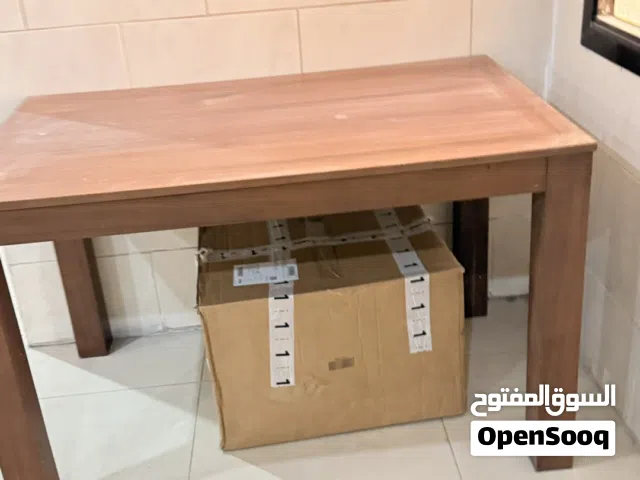 طاولة اكل له 4 أشخاص