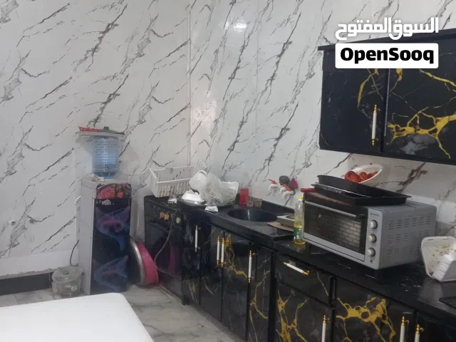 البيت يكون من استقبال  وهول وكليدور وغرفتين نوم ومحمام وطارمة وحديقة