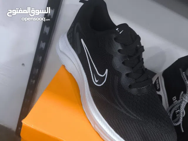 حذاء النايك الرياضي الترند فقط 70سبقل نمر من 40الى 45