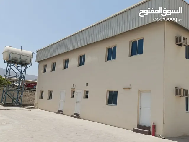 للبيع ارض صناعية مساحة 2000 متر تحتوي على ورشة ومكاتب وسكن عمال + سكن مستقل لمشرف ،جاهزة للتسليم ،