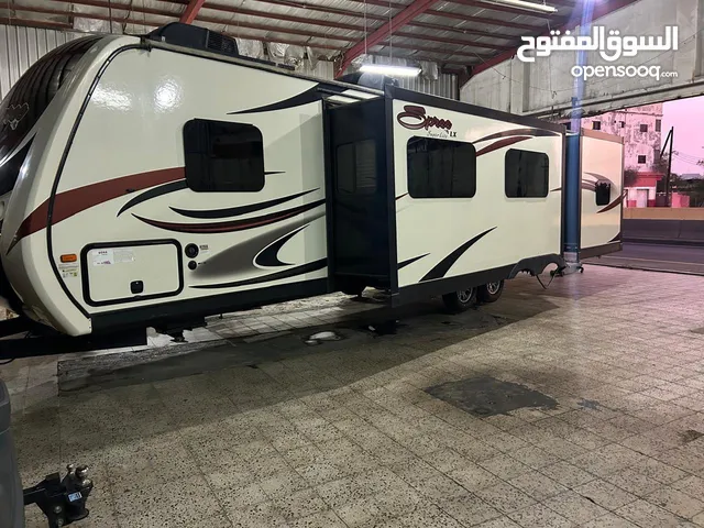 كرفان نظيف بحاله الوكاله لم يستخدم إلا مرتين مميز وعليه طاقات شمسيه وبطاريات 200 امبير جل