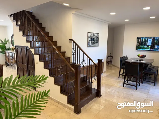 شقة مع روف 4 غرف فندقية مفروشة ملوكي للإيجار •اقل مدة اسبوع•
