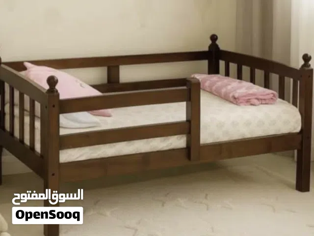 للبيع سرير اطفال خشب صاج بحالة ممتازة