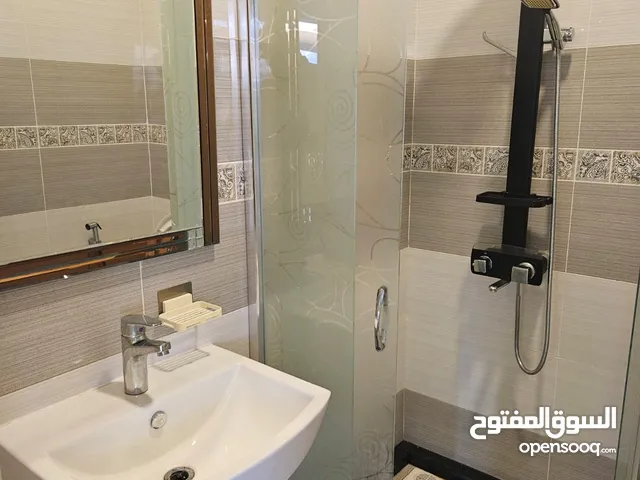 منظرة حجم كبير مع المغسلة وشور وكبينة بحالة ممتازة