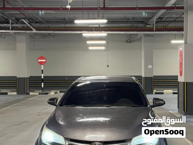 كامري 2016 Le رمادي معتمدة نظيفة ومجهزة بميزات حديثة للبيع السعر  قابل للتفاوض بالمعقول