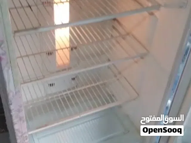 ثلاجة للبيع شغالة  حجم كبير